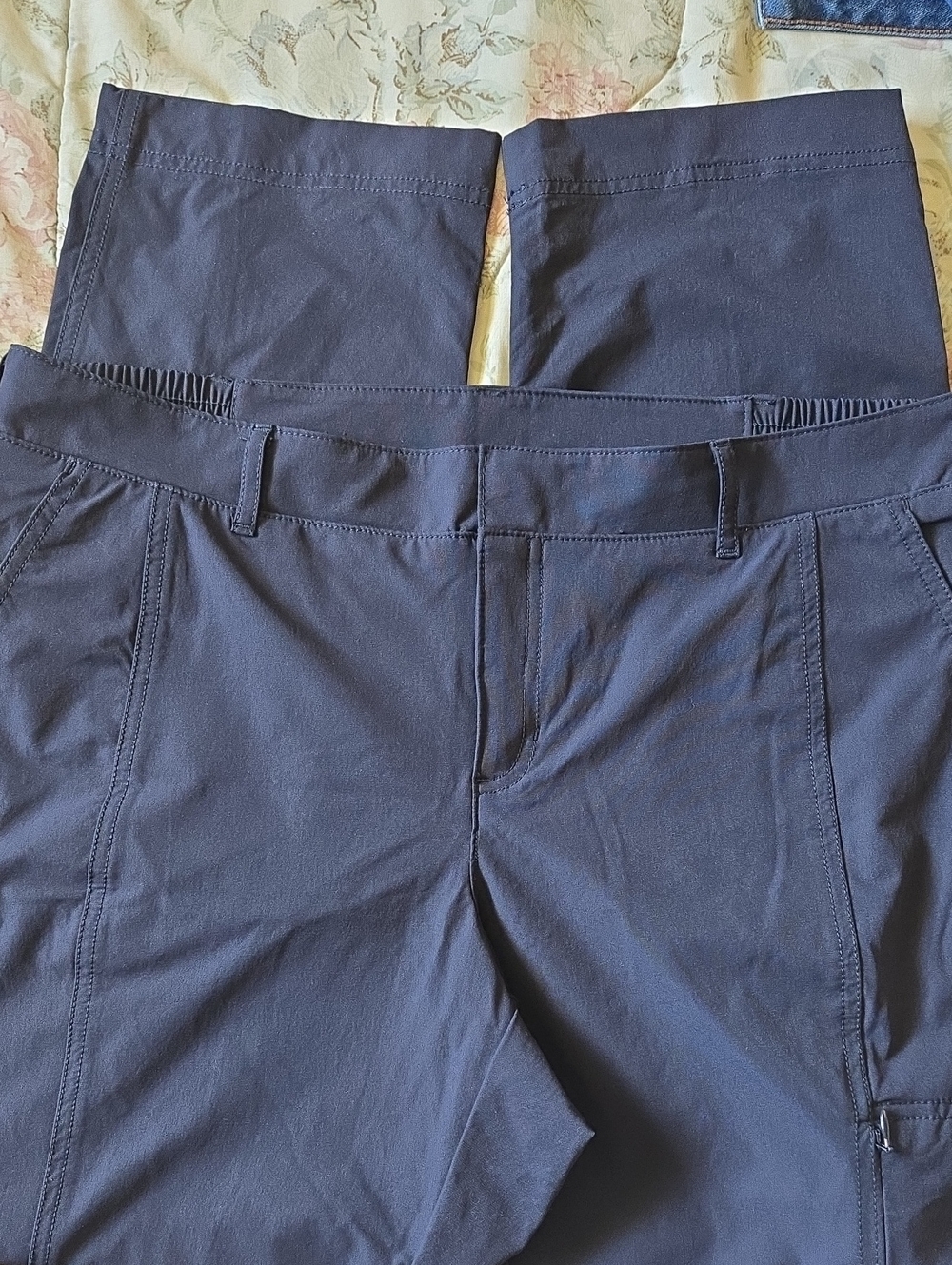 Kirkland Signature Women’s Active Pants – Size 12 – Navy – Excellent Condition
